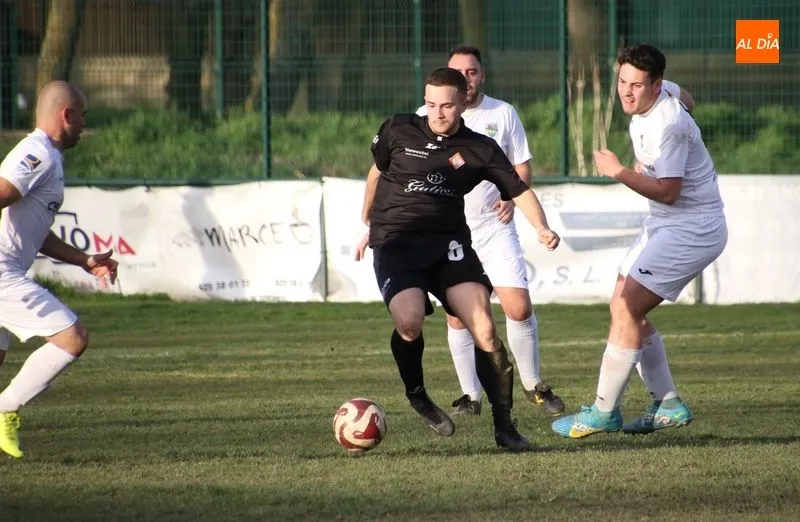 Foto 9 - Omar rasca un punto para la UD Mirobrigense frente al Alba de Tormes