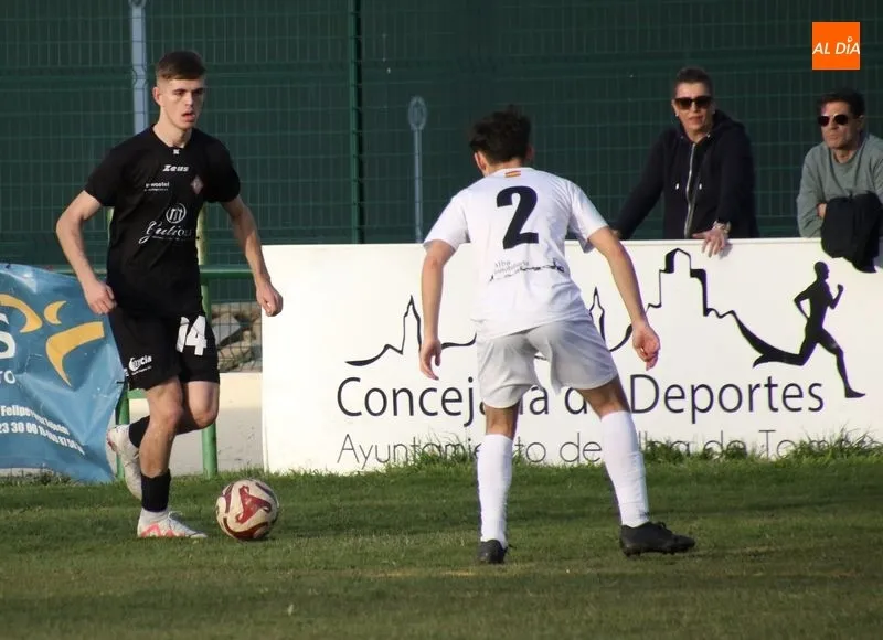 Foto 10 - Omar rasca un punto para la UD Mirobrigense frente al Alba de Tormes