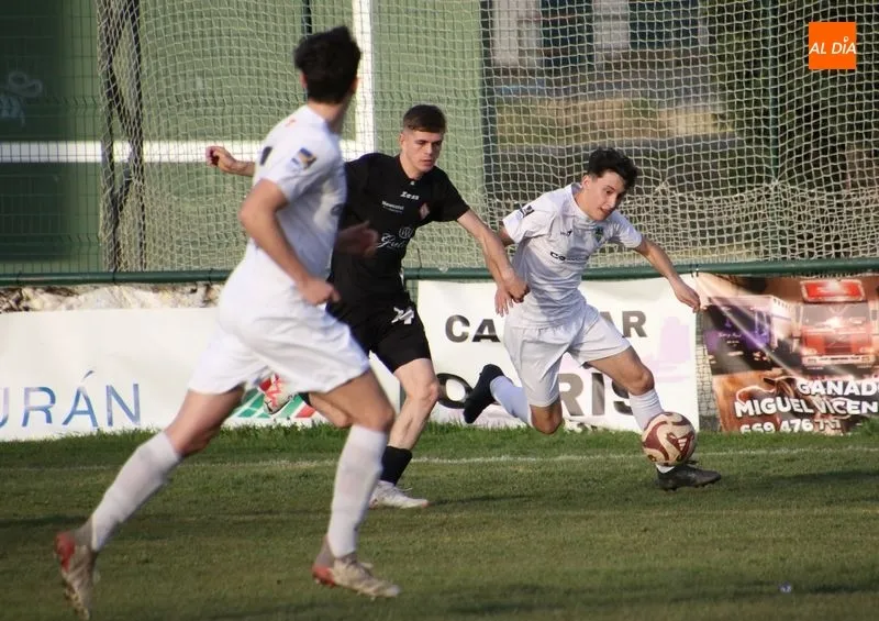 Foto 11 - Omar rasca un punto para la UD Mirobrigense frente al Alba de Tormes