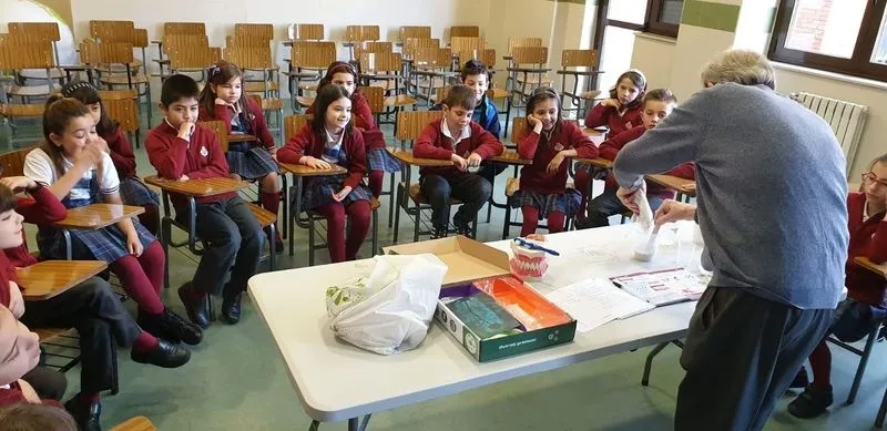 Foto 3 - Taller de salud bucodental de los alumnos de 2&ordm; de Primaria del colegio San Juan Bosco
