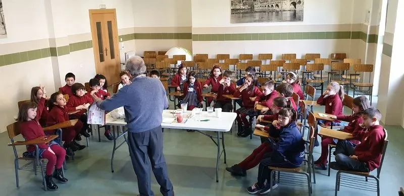 Foto 2 - Taller de salud bucodental de los alumnos de 2&ordm; de Primaria del colegio San Juan Bosco
