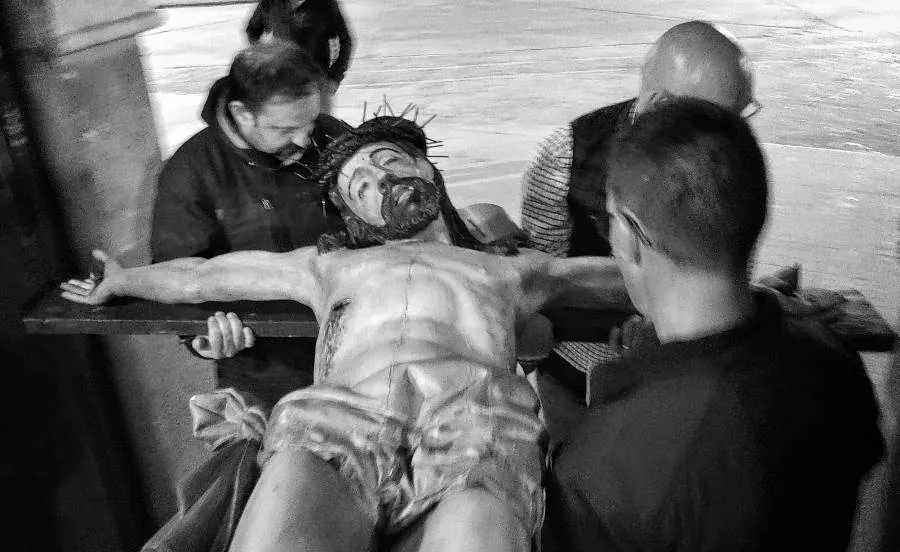 Foto 6 - Descendido el Cristo de San Andr&eacute;s de cara al V&iacute;a Crucis callejero de este s&aacute;bado