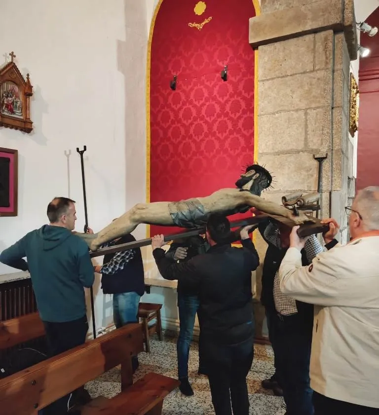 Foto 5 - Descendido el Cristo de San Andr&eacute;s de cara al V&iacute;a Crucis callejero de este s&aacute;bado