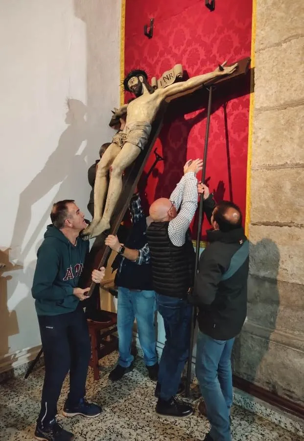 Foto 4 - Descendido el Cristo de San Andr&eacute;s de cara al V&iacute;a Crucis callejero de este s&aacute;bado