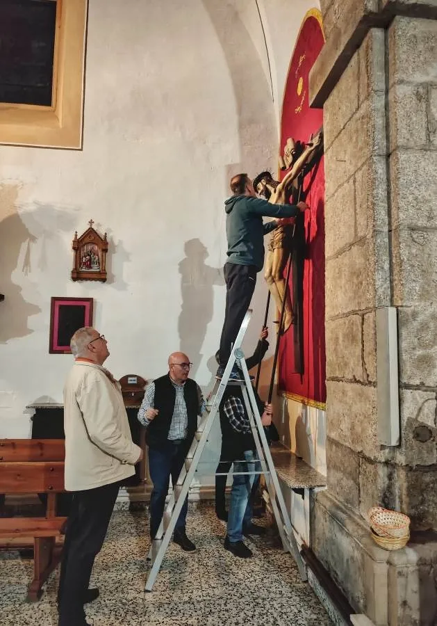 Foto 3 - Descendido el Cristo de San Andr&eacute;s de cara al V&iacute;a Crucis callejero de este s&aacute;bado