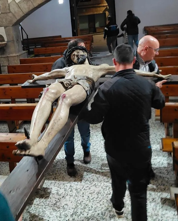 Foto 2 - Descendido el Cristo de San Andr&eacute;s de cara al V&iacute;a Crucis callejero de este s&aacute;bado