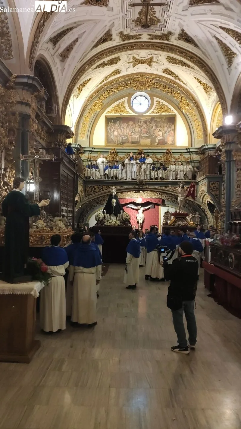 Encuentro de Jesús Resucitado y la Virgen de la Alegría en el interior de la iglesia de la Vera Cruz; y fieles visitando las imágenes. Fotos: Raúl González Riego