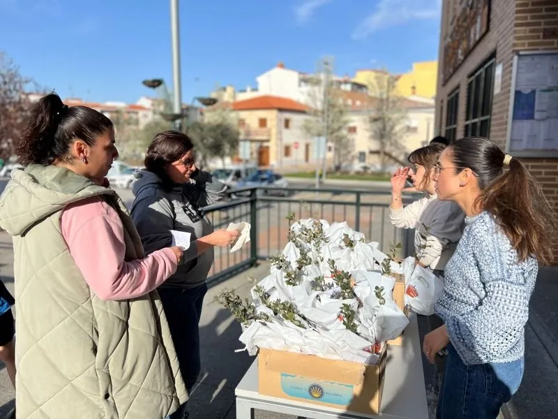Vecinos de Carbajosa recogen su árbol 