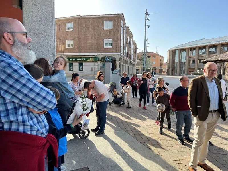 Vecinos de Carbajosa recogen su árbol 