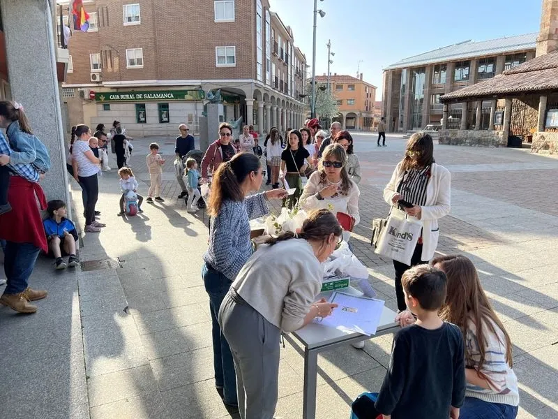 Vecinos de Carbajosa recogen su árbol 