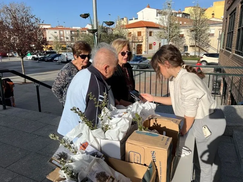Vecinos de Carbajosa recogen su árbol 