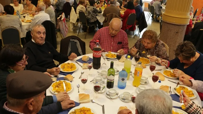 Comida a abse de paella, bacalao y tarta de postre en el Restaurante La Viña / CORRAL 
