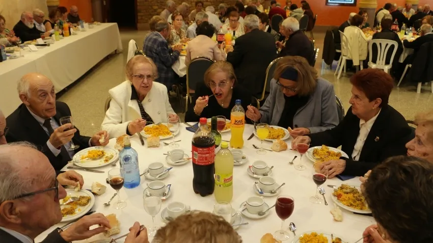 Comida a abse de paella, bacalao y tarta de postre en el Restaurante La Viña / CORRAL 