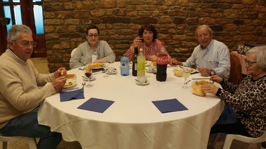Comida a abse de paella, bacalao y tarta de postre en el Restaurante La Viña / CORRAL 