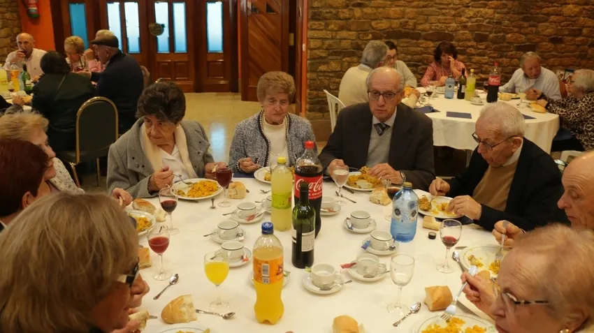 Comida a abse de paella, bacalao y tarta de postre en el Restaurante La Viña / CORRAL 
