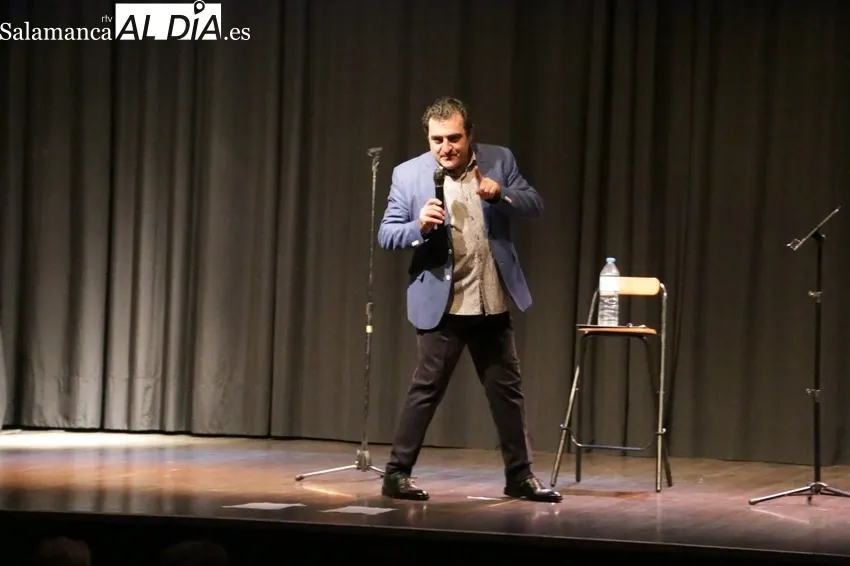 Actuación musical y de humor de Javier Lázaro en el Centro Cultural / CORRAL 