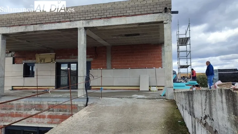 El alcalde de Villarino, Julián Martín, supervisando la obra del nuevo Centro médico / CORRAL
