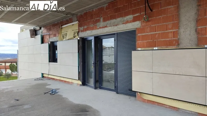El alcalde de Villarino, Julián Martín, supervisando la obra del nuevo Centro médico / CORRAL