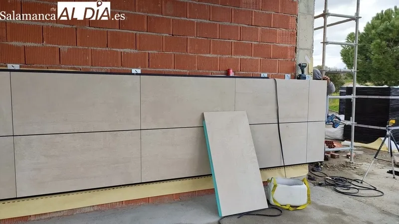 El alcalde de Villarino, Julián Martín, supervisando la obra del nuevo Centro médico / CORRAL