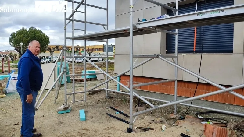 El alcalde de Villarino, Julián Martín, supervisando la obra del nuevo Centro médico / CORRAL