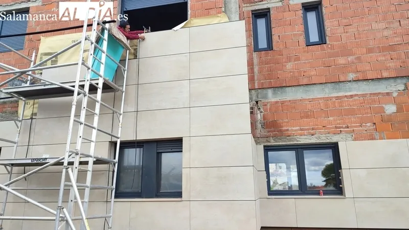 El alcalde de Villarino, Julián Martín, supervisando la obra del nuevo Centro médico / CORRAL