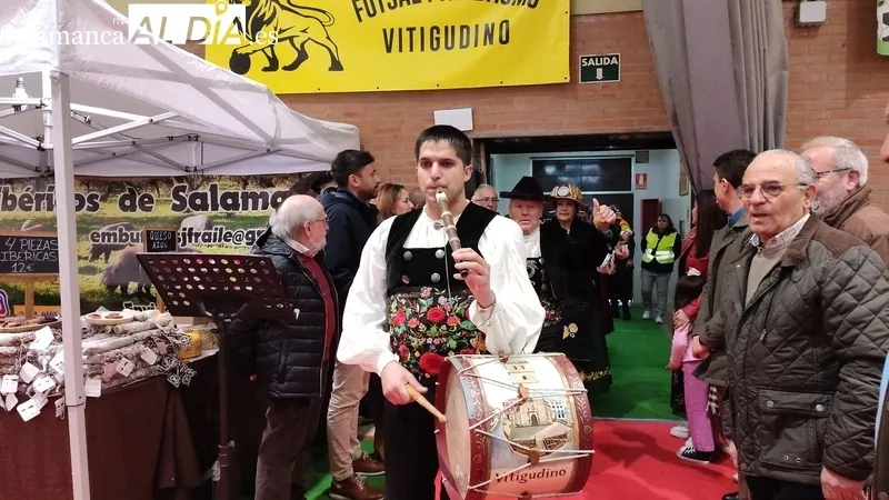 Buen ambiente en la XV Feria Multisectorial y Agroalimentaria de Vitigudino en el pabellón de deportes municipal / CORRAL