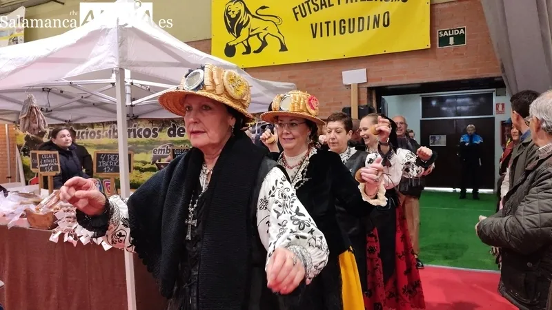 Buen ambiente en la XV Feria Multisectorial y Agroalimentaria de Vitigudino en el pabellón de deportes municipal / CORRAL