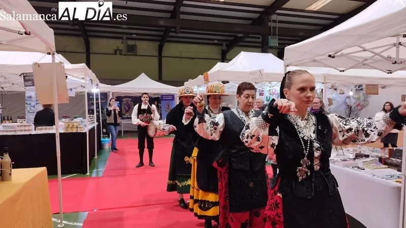 Buen ambiente en la XV Feria Multisectorial y Agroalimentaria de Vitigudino en el pabellón de deportes municipal / CORRAL