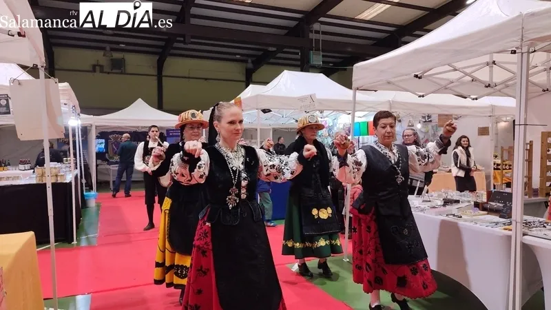 Buen ambiente en la XV Feria Multisectorial y Agroalimentaria de Vitigudino en el pabellón de deportes municipal / CORRAL