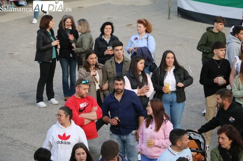 Los paseos en calesa y la actuación del grupo de flamenco Alboreá animaban la tarde en Bañobárez / CORRAL