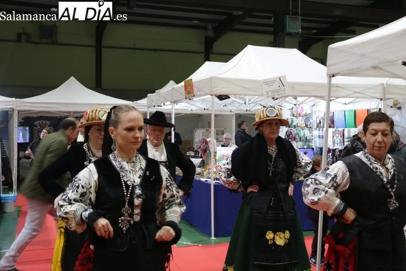 Buen ambiente en la XV Feria Multisectorial y Agroalimentaria de Vitigudino en el pabellón de deportes municipal / CORRAL