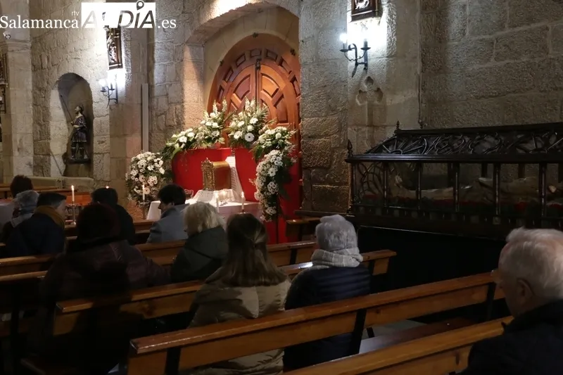 Procesión del Via Crucis en Vitigudino con el Cristo de los Faroles / CORRAL 