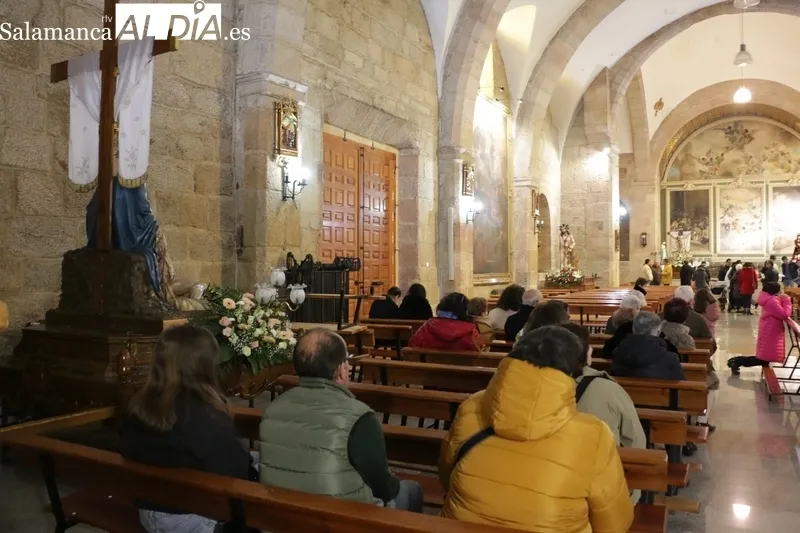 Procesión del Via Crucis en Vitigudino con el Cristo de los Faroles / CORRAL 