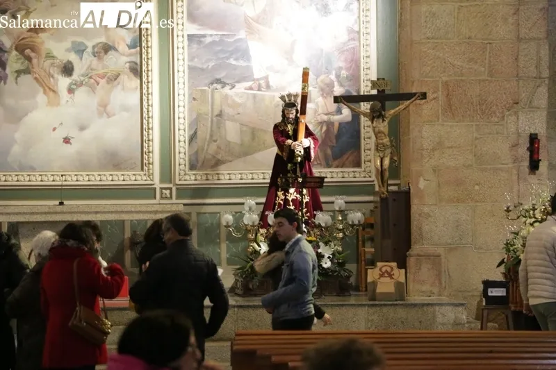 Procesión del Via Crucis en Vitigudino con el Cristo de los Faroles / CORRAL 