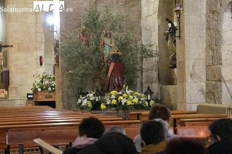 Procesión del Via Crucis en Vitigudino con el Cristo de los Faroles / CORRAL 