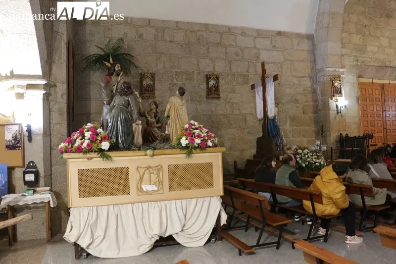Procesión del Via Crucis en Vitigudino con el Cristo de los Faroles / CORRAL 