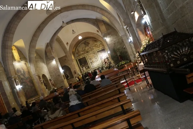 Procesión del Via Crucis en Vitigudino con el Cristo de los Faroles / CORRAL 
