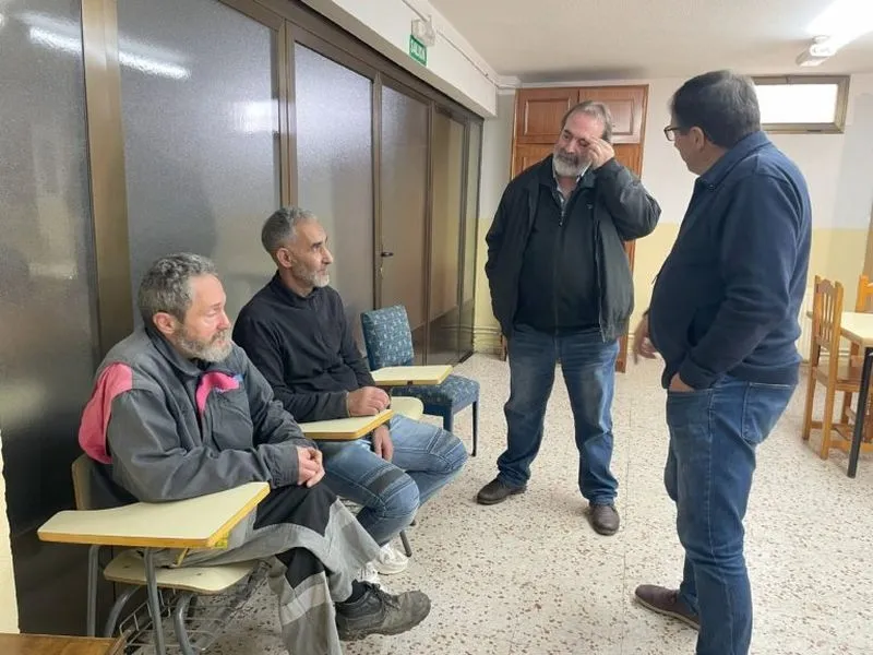 Leo y Atmani conversan con Marcos y Emiliano en el salón de la casa parroquial del Barrio de Buenos Aires.