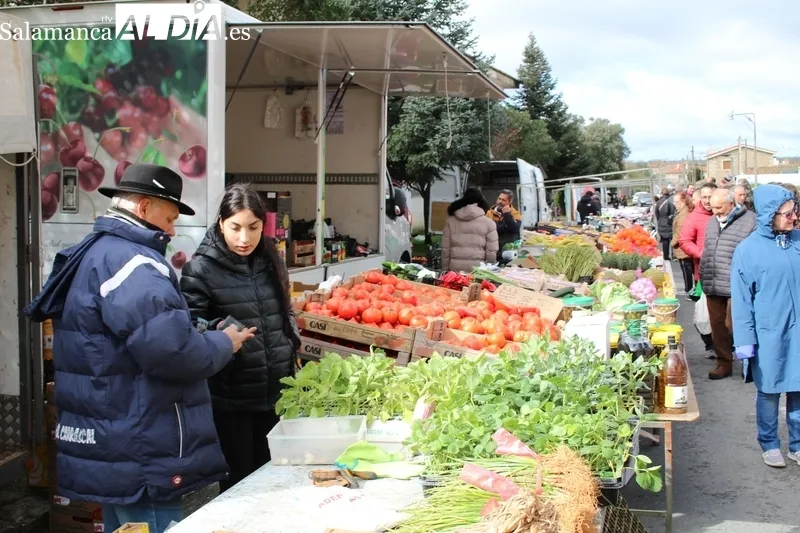 Mucho frío en Trabanca durante el mercadillo de este mes de marzo / SILVESTRE