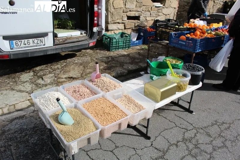 Mucho frío en Trabanca durante el mercadillo de este mes de marzo / SILVESTRE