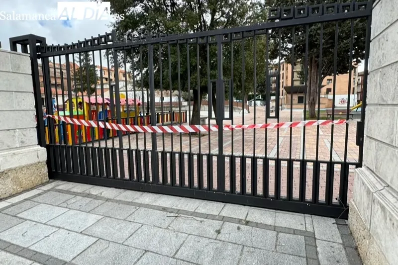 El parque La Huerta permanece cerrado por la retirada de un árbol afectado por el temporal