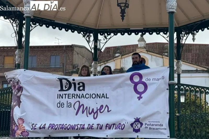 Peñaranda conmemoraba en la Plaza de España el 8M