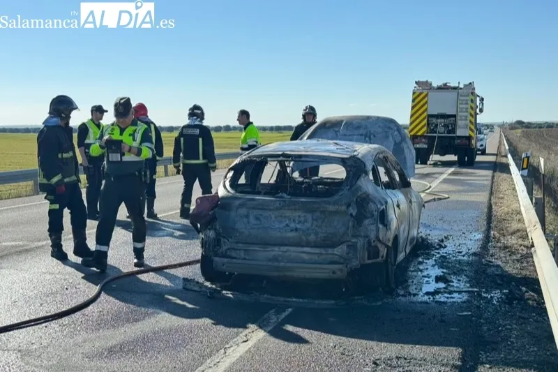 Incendio en un coche en la N-501