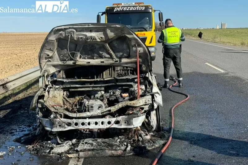 Incendio en un coche en la N-501