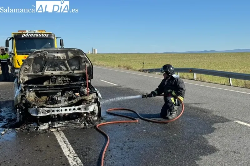 Incendio en un coche en la N-501