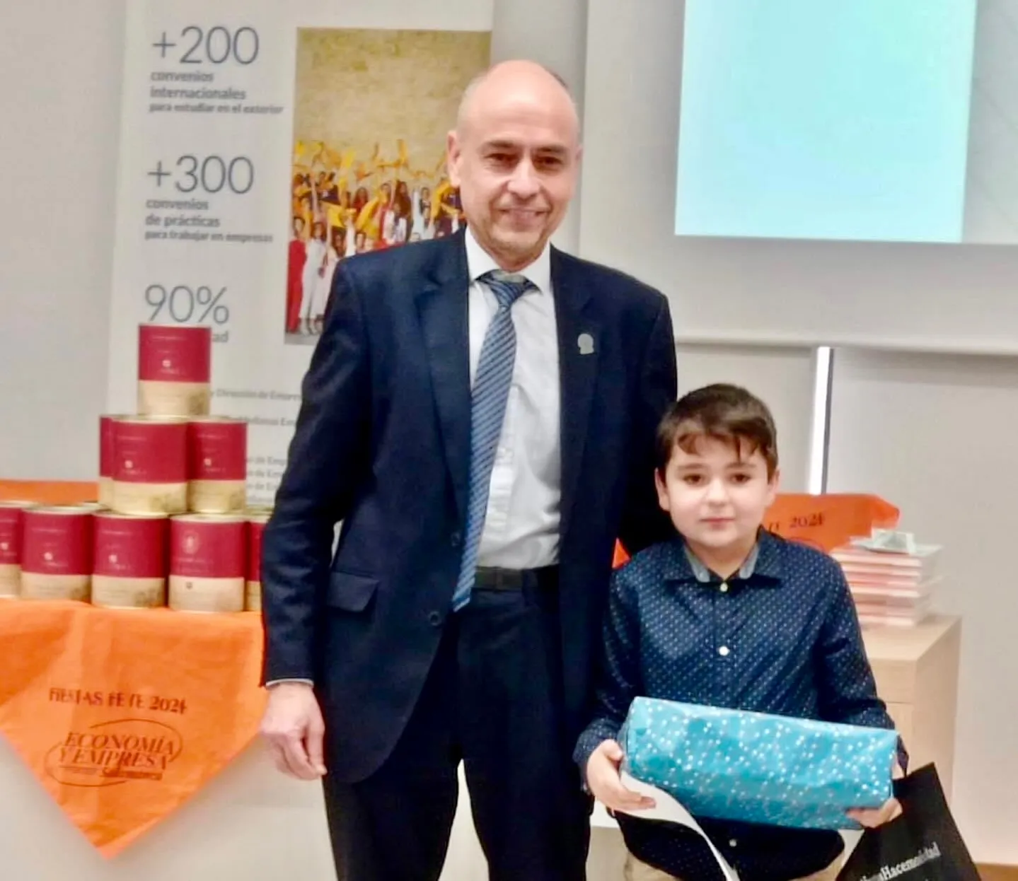 Foto 6 - Adri&aacute;n y Gonzalo, alumnos del CEIP Severiano Montero, ganadores del concurso de dibujo &lsquo;Mi empresa perfecta para trabajar&rsquo; de la Usal