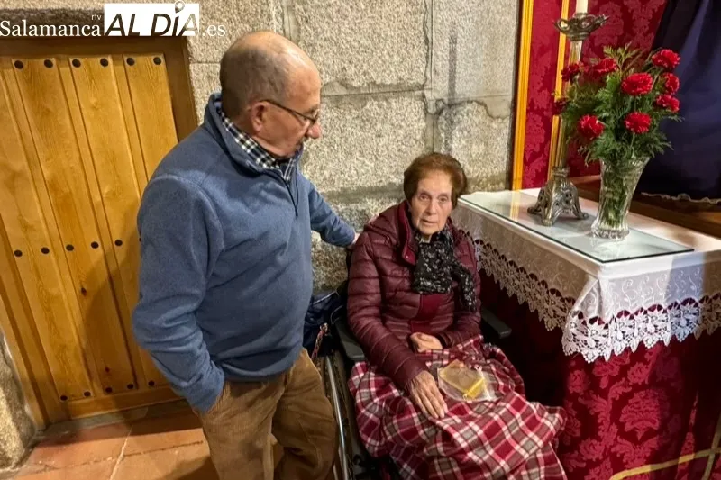 El Santo Cristo de la Cama vivía este sábado su tradicional besapiés 