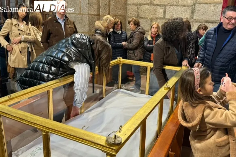 El Santo Cristo de la Cama vivía este sábado su tradicional besapiés 