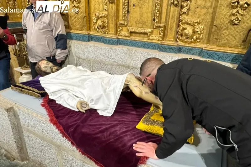 El Santo Cristo de la Cama vivía este sábado su tradicional besapiés 