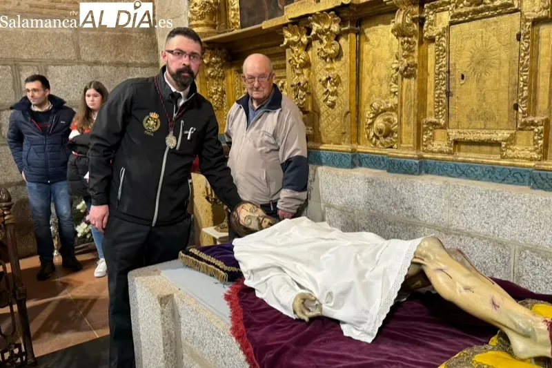 El Santo Cristo de la Cama vivía este sábado su tradicional besapiés 